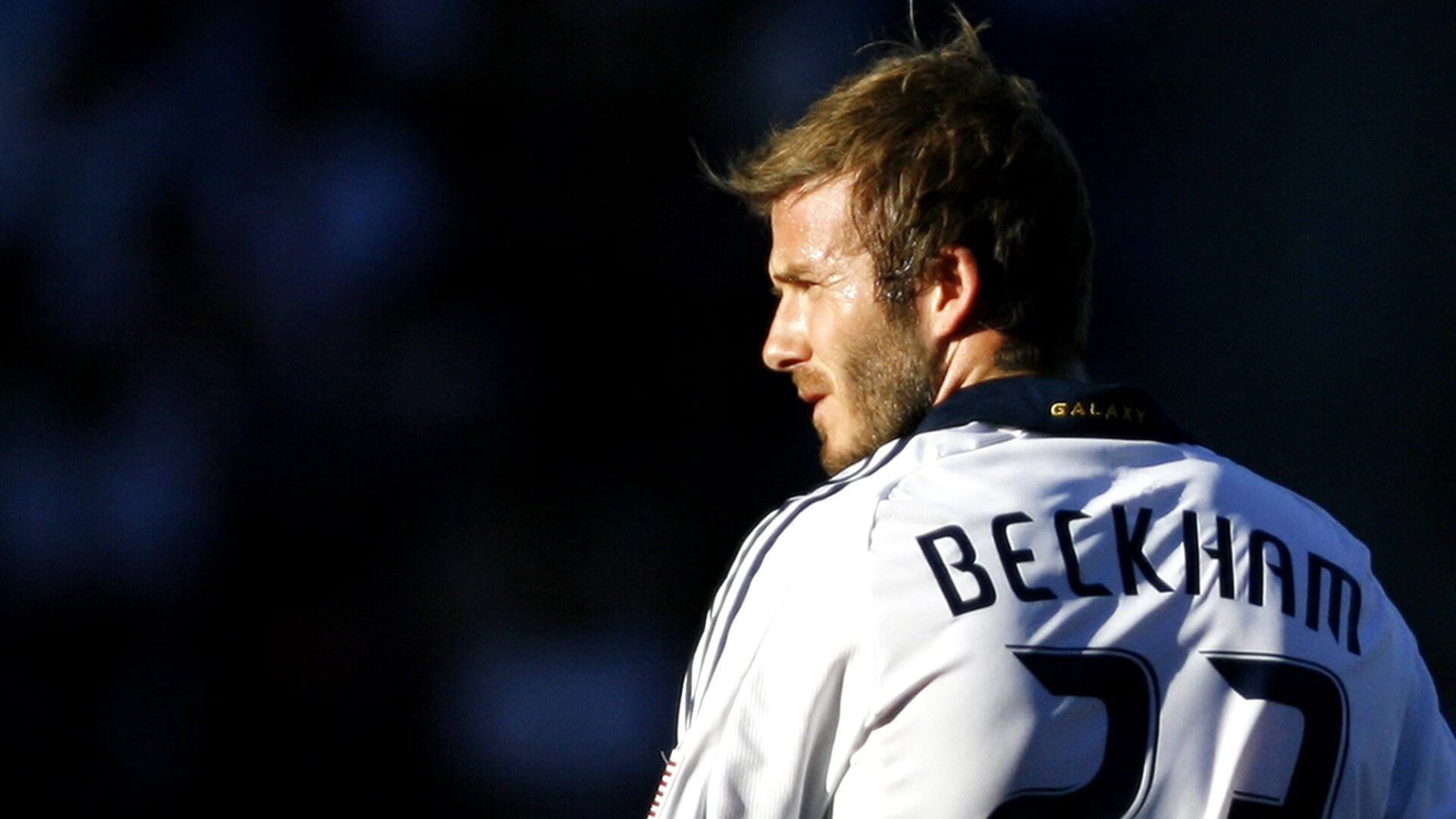 莱比锡首回合横扫密尔沃基雄鹿，哈兰德砍下4记关键球，全场沸腾