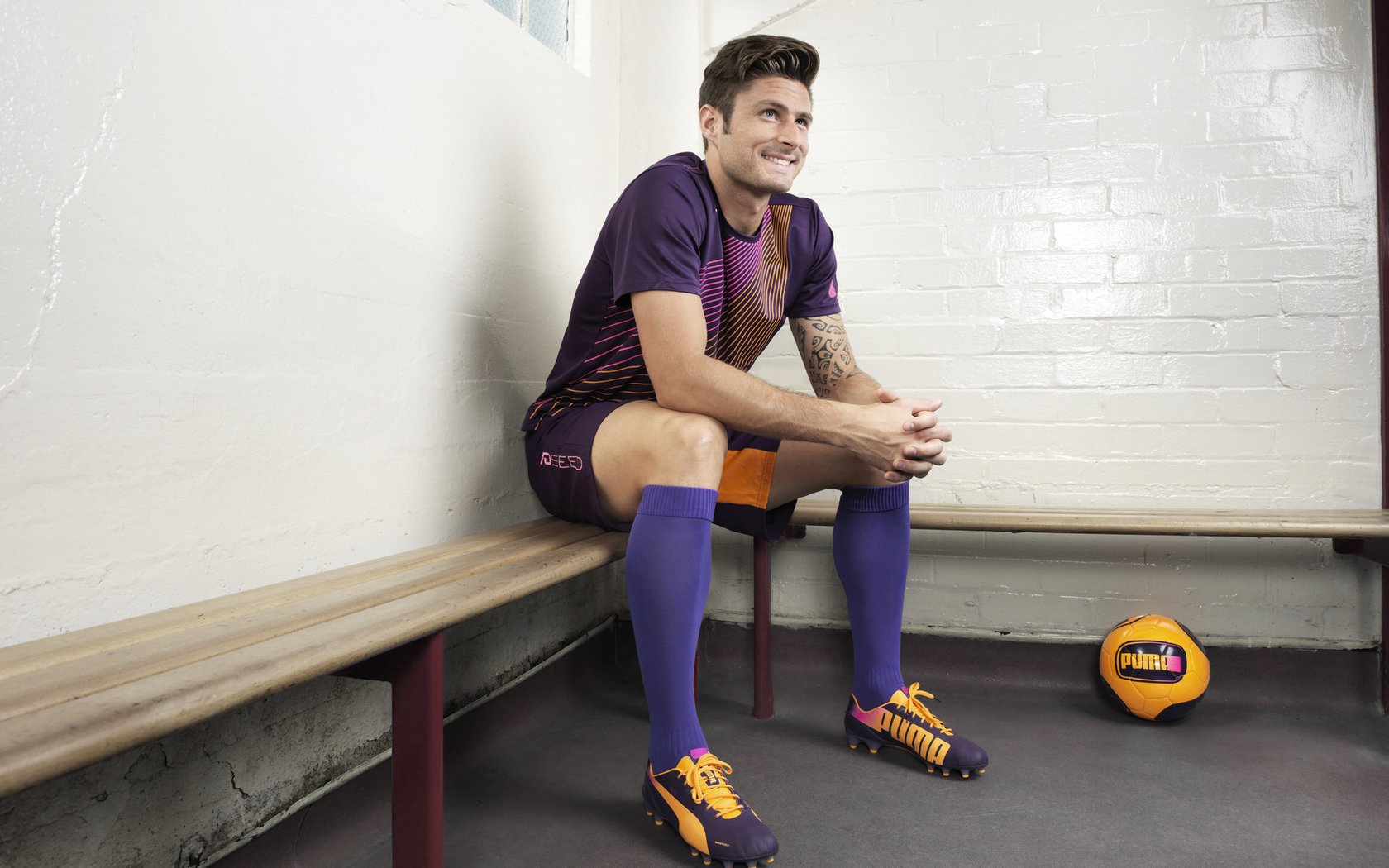 梅西赛后谦逊发言登热搜，山东泰山血战利雅得新月引发热议